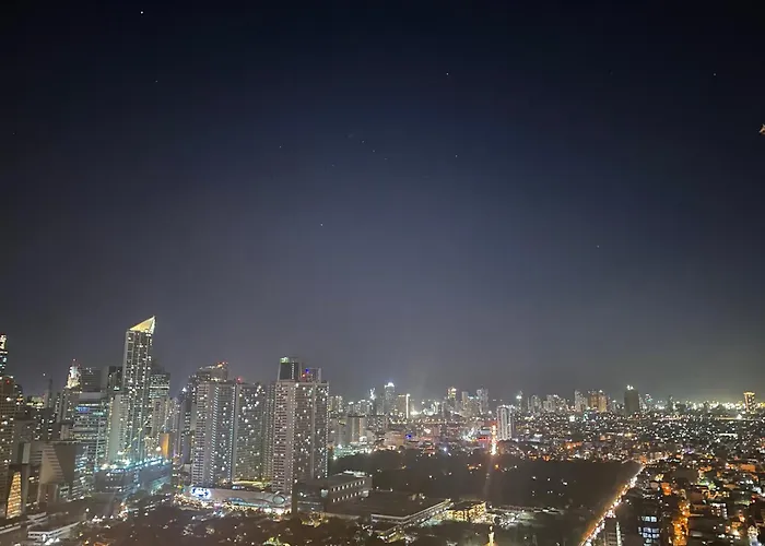 In Makati With Fast Wifi, Free Pool, Netflix And Own Balcony *