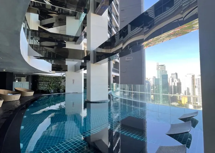 In Makati With Fast Wifi, Free Pool, Netflix And Own Balcony Apartment
