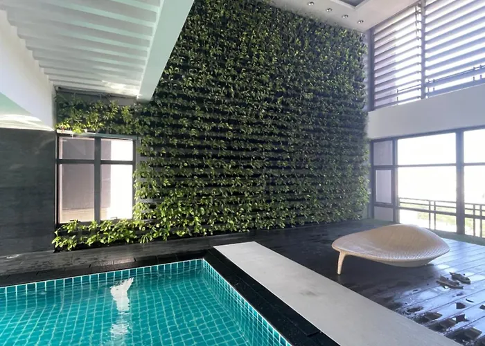 In Makati With Fast Wifi, Free Pool, Netflix And Own Balcony Apartment