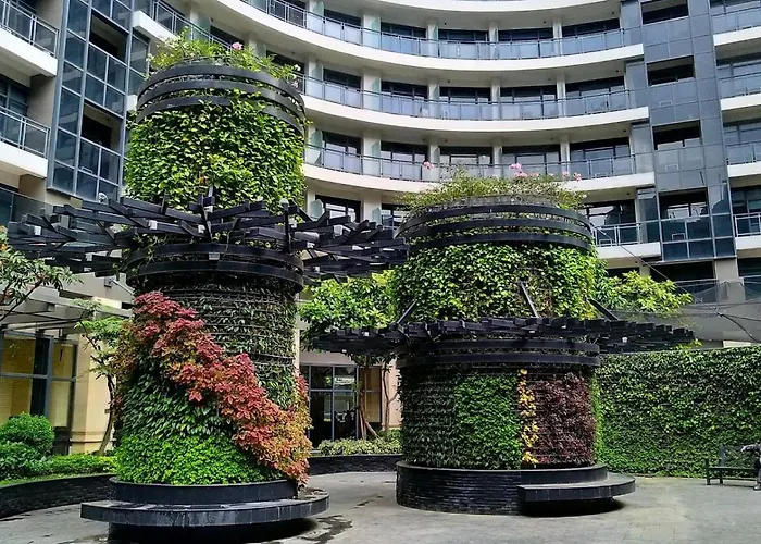 In Makati With Fast Wifi, Free Pool, Netflix And Own Balcony Apartment