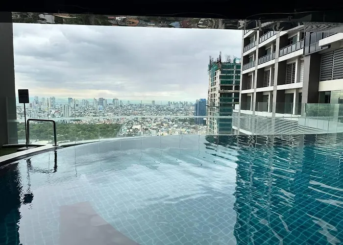 In Makati With Fast Wifi, Free Pool, Netflix And Own Balcony Apartment Manila