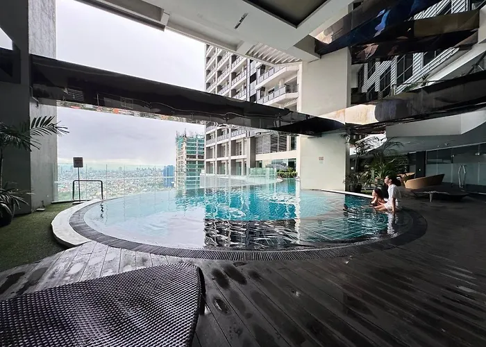 In Makati With Fast Wifi, Free Pool, Netflix And Own Balcony Apartment