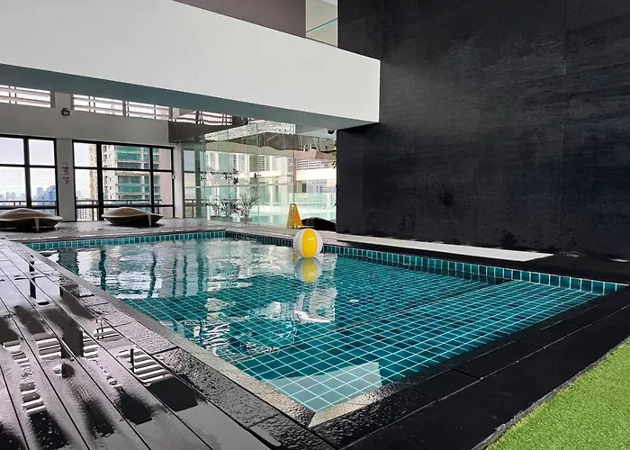 Apartment In Makati With Fast Wifi, Free Pool, Netflix And Own Balcony