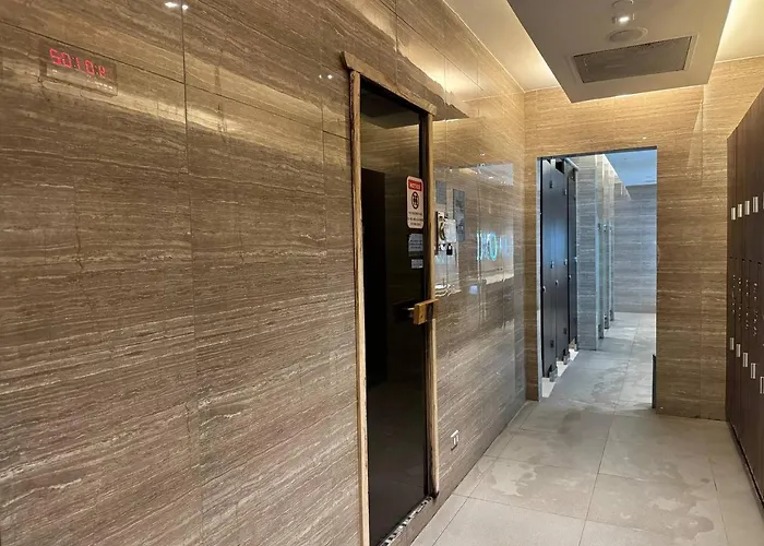 In Makati With Fast Wifi, Free Pool, Netflix And Own Balcony Apartment Manila