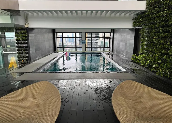 In Makati With Fast Wifi, Free Pool, Netflix And Own Balcony *