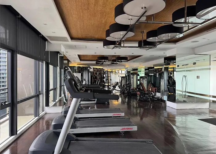 In Makati With Fast Wifi, Free Pool, Netflix And Own Balcony * Manila