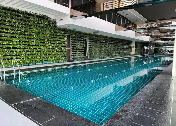 In Makati With Fast Wifi, Free Pool, Netflix And Own Balcony Apartment