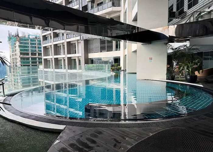 In Makati With Fast Wifi, Free Pool, Netflix And Own Balcony Apartment *