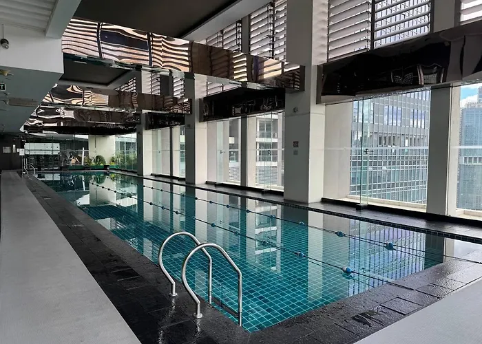 In Makati With Fast Wifi, Free Pool, Netflix And Own Balcony *