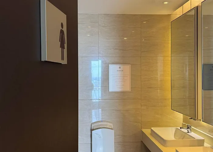 In Makati With Fast Wifi, Free Pool, Netflix And Own Balcony * Manila