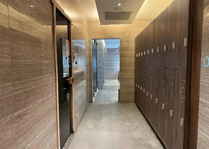 In Makati With Fast Wifi, Free Pool, Netflix And Own Balcony
