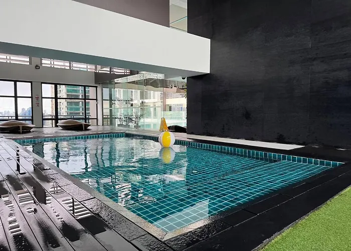 In Makati With Fast Wifi, Free Pool, Netflix And Own Balcony Apartment