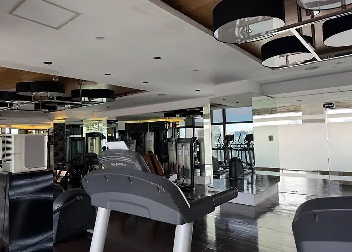 Apartment In Makati With Fast Wifi, Free Pool, Netflix And Own Balcony