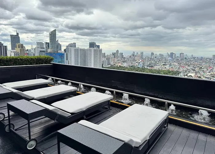 In Makati With Fast Wifi, Free Pool, Netflix And Own Balcony Apartment *