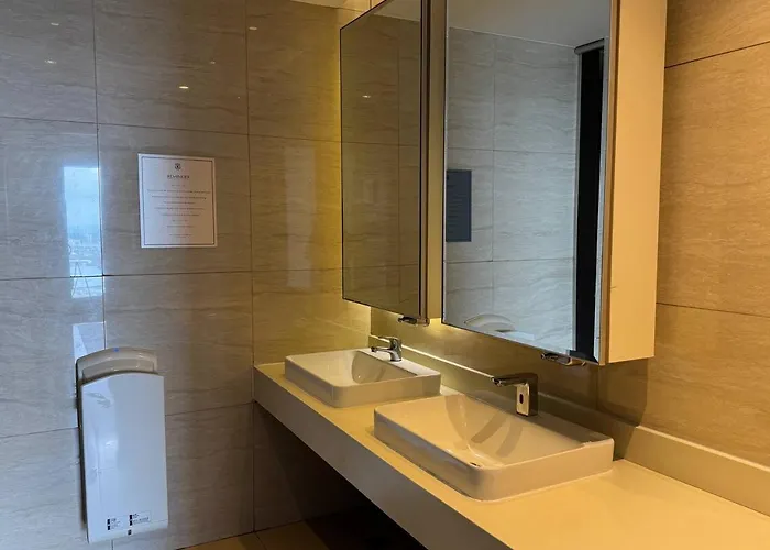 In Makati With Fast Wifi, Free Pool, Netflix And Own Balcony *