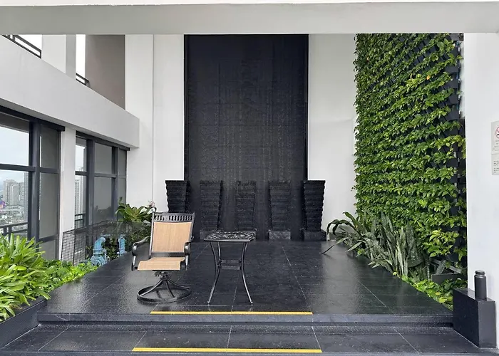 In Makati With Fast Wifi, Free Pool, Netflix And Own Balcony Manila