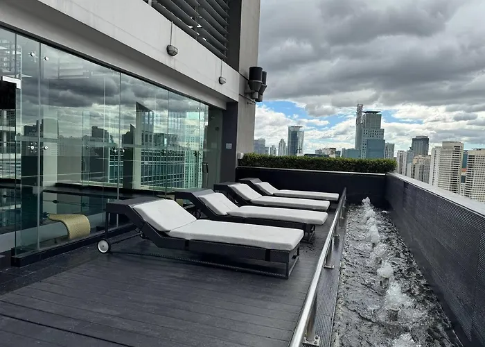 In Makati With Fast Wifi, Free Pool, Netflix And Own Balcony * Manila
