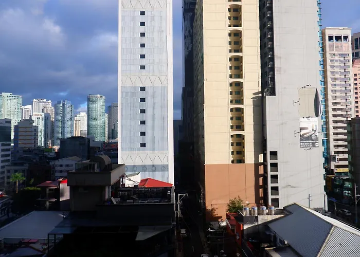 In Makati With Fast Wifi, Free Pool, Netflix And Own Balcony Apartment Manila