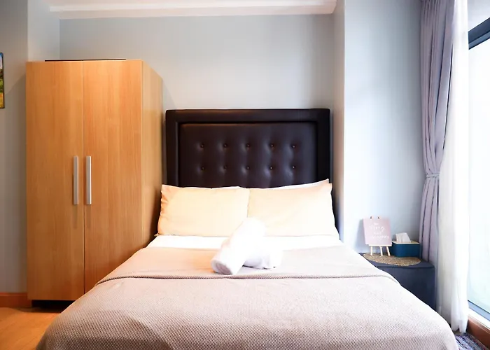In Makati With Fast Wifi, Free Pool, Netflix And Own Balcony Apartment