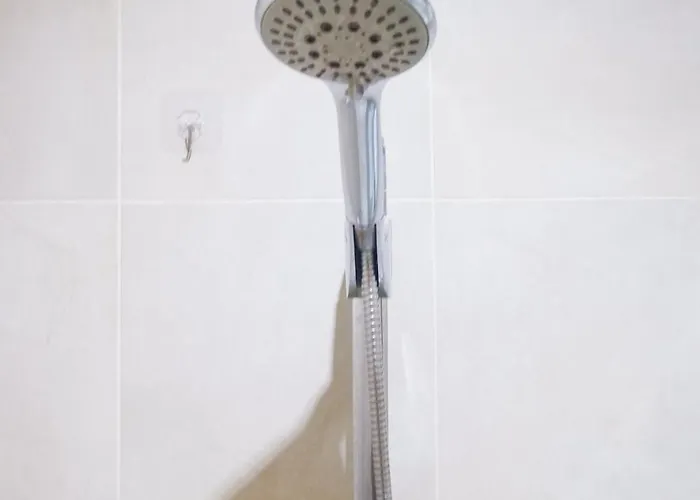 In Makati With Fast Wifi, Free Pool, Netflix And Own Balcony Apartment *