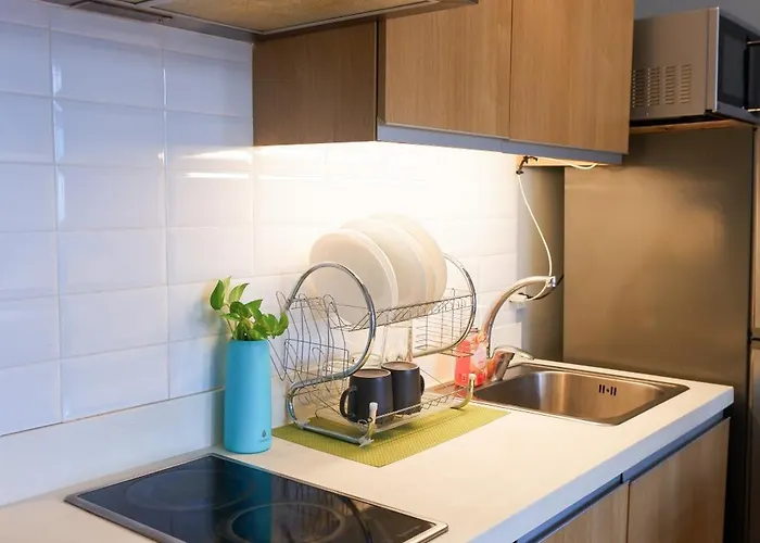 Apartment In Makati With Fast Wifi, Free Pool, Netflix And Own Balcony *