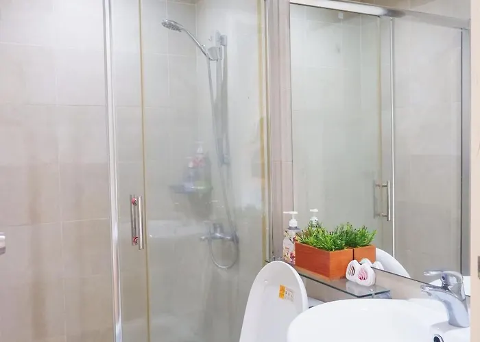 In Makati With Fast Wifi, Free Pool, Netflix And Own Balcony *