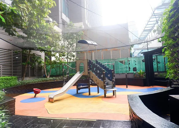 In Makati With Fast Wifi, Free Pool, Netflix And Own Balcony Manila