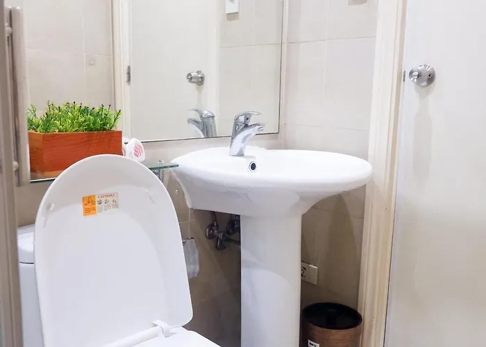 In Makati With Fast Wifi, Free Pool, Netflix And Own Balcony