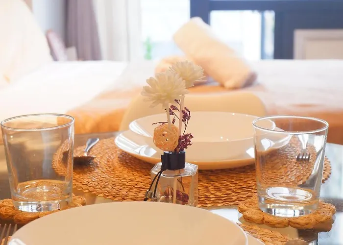 In Makati With Fast Wifi, Free Pool, Netflix And Own Balcony Apartment
