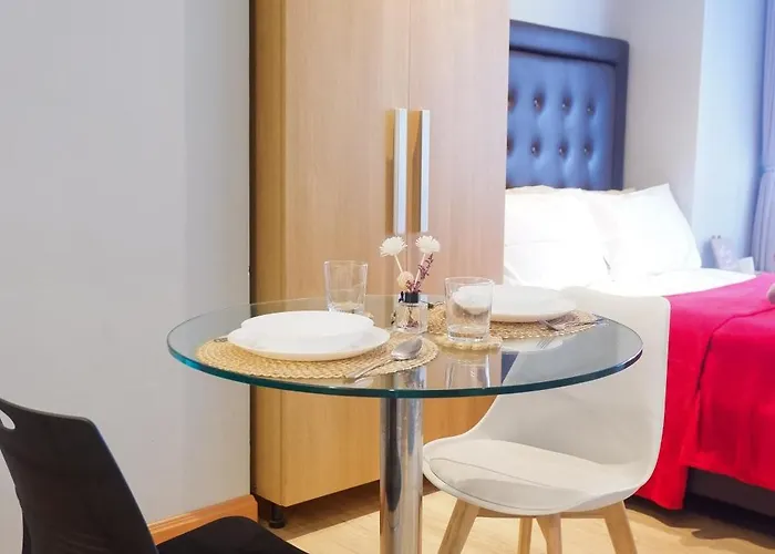 Apartment In Makati With Fast Wifi, Free Pool, Netflix And Own Balcony