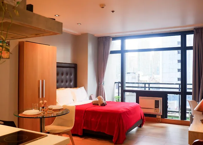 In Makati With Fast Wifi, Free Pool, Netflix And Own Balcony Manila