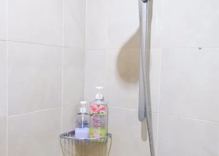 In Makati With Fast Wifi, Free Pool, Netflix And Own Balcony * Manila
