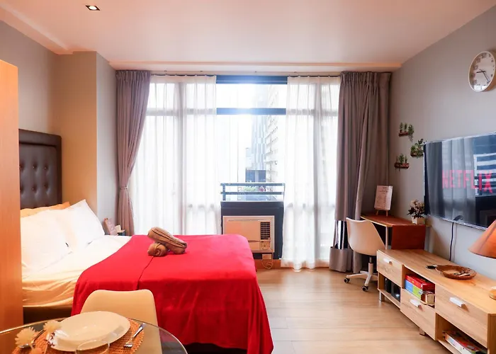 In Makati With Fast Wifi, Free Pool, Netflix And Own Balcony
