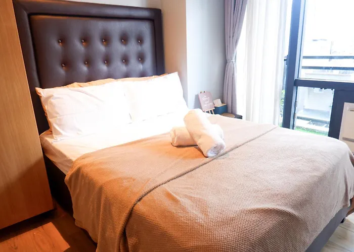 In Makati With Fast Wifi, Free Pool, Netflix And Own Balcony Apartment